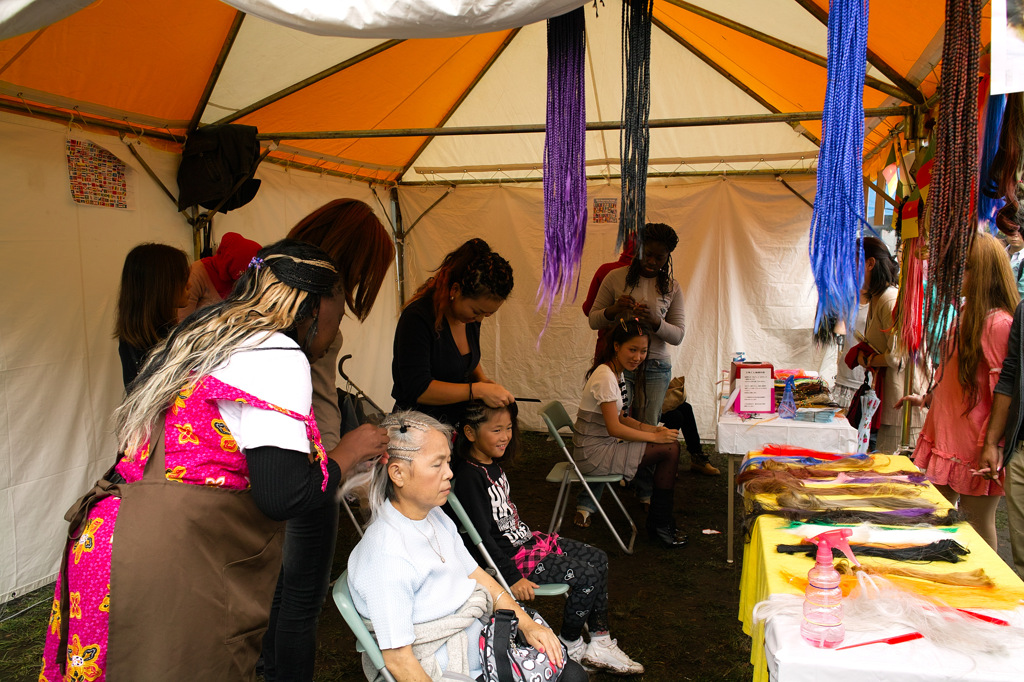 老いも若きも女性の関心は古今東西皆同じ