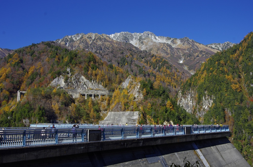 黒部湖駅より立山を望む