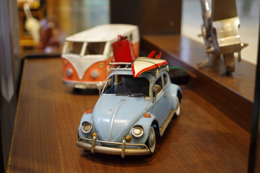 カフェのカウンター席で