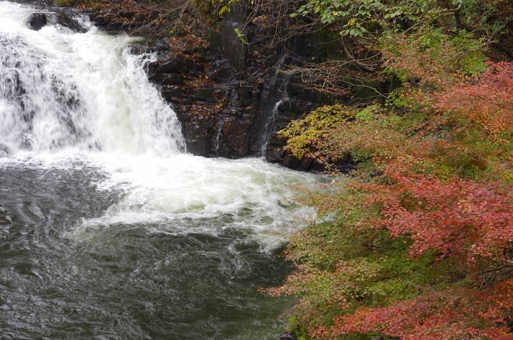 ホテル前の滝-２