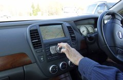 カーナビ操作中