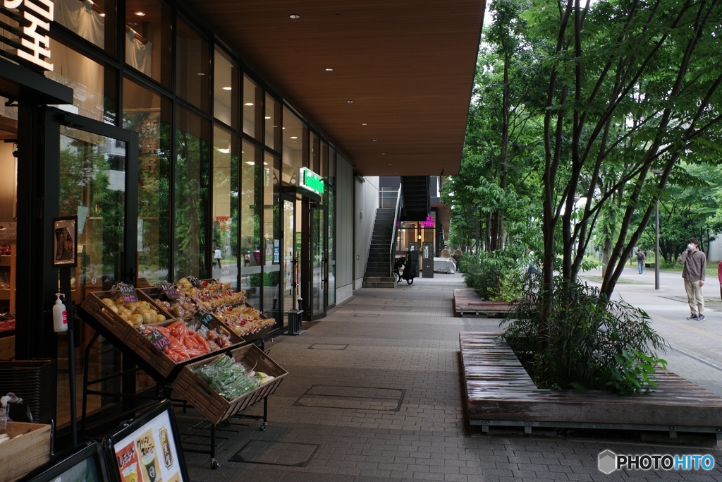 小ぎれいな商店街