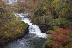 ホテル前の滝-１