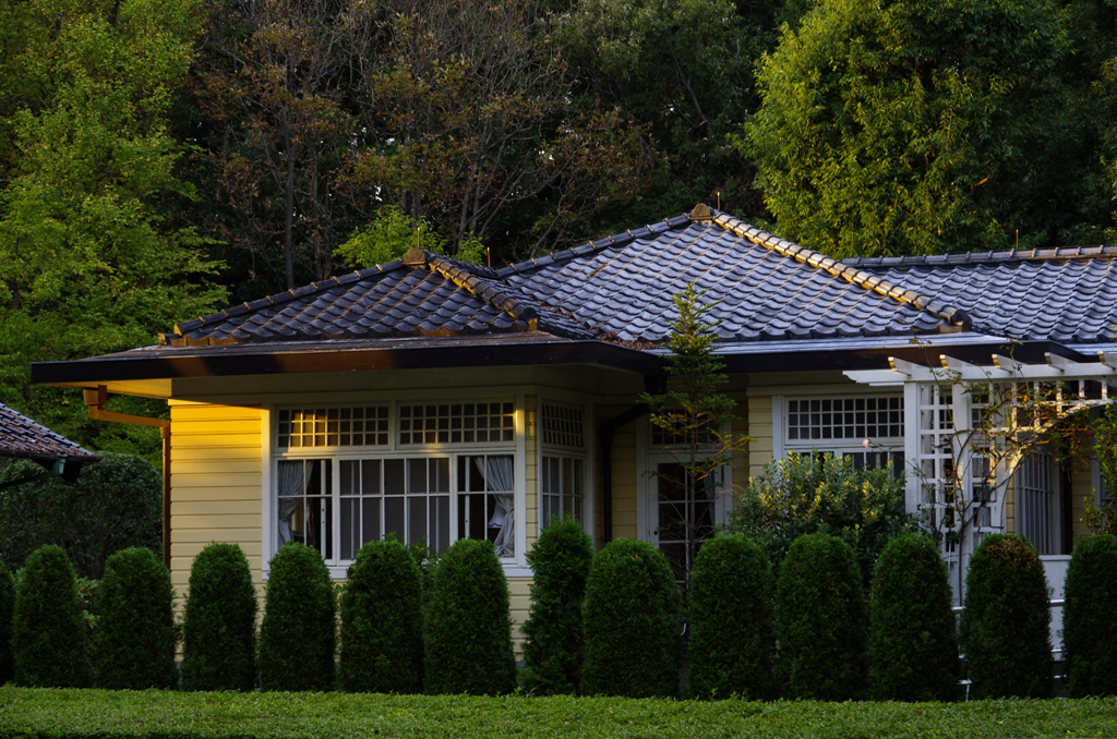 夕日に染まる古民家