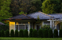 夕日に染まる古民家