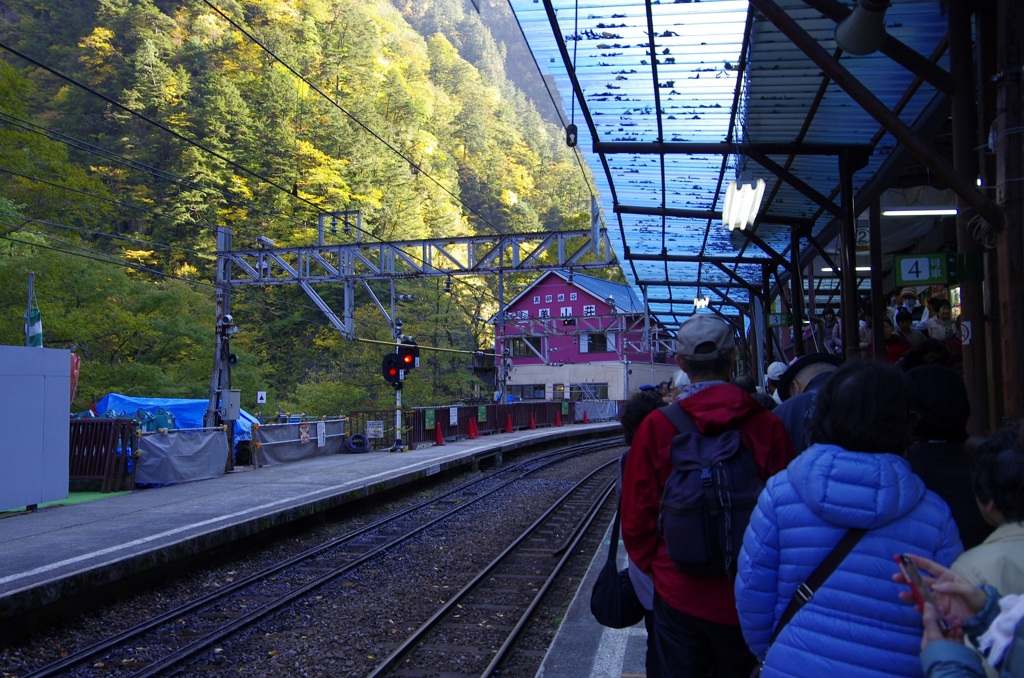 鐘釣駅の賑わい