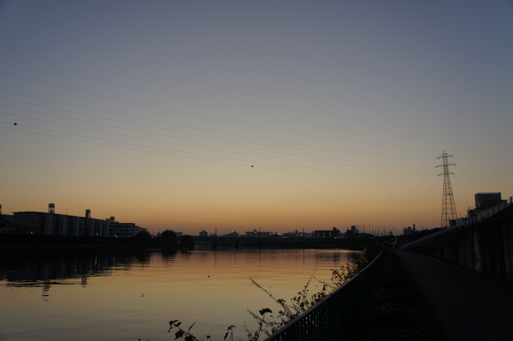 夕焼けと川の流れ