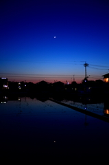 水面の夕月