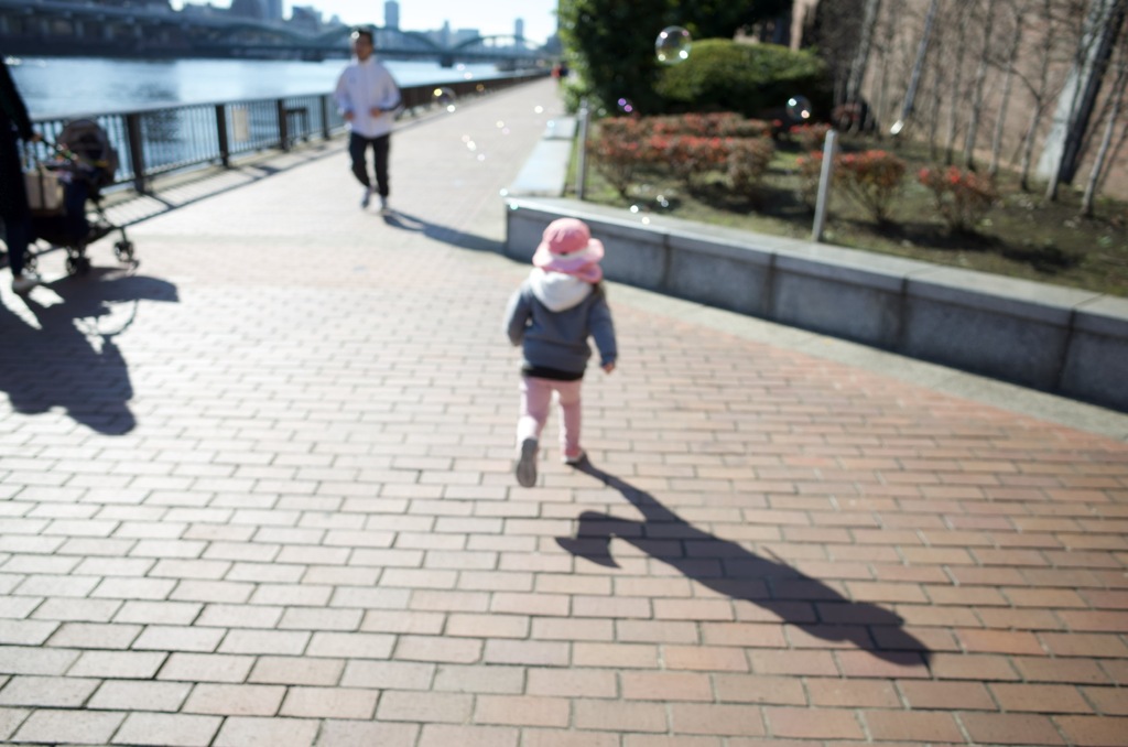 シャボン玉を追いかける子供