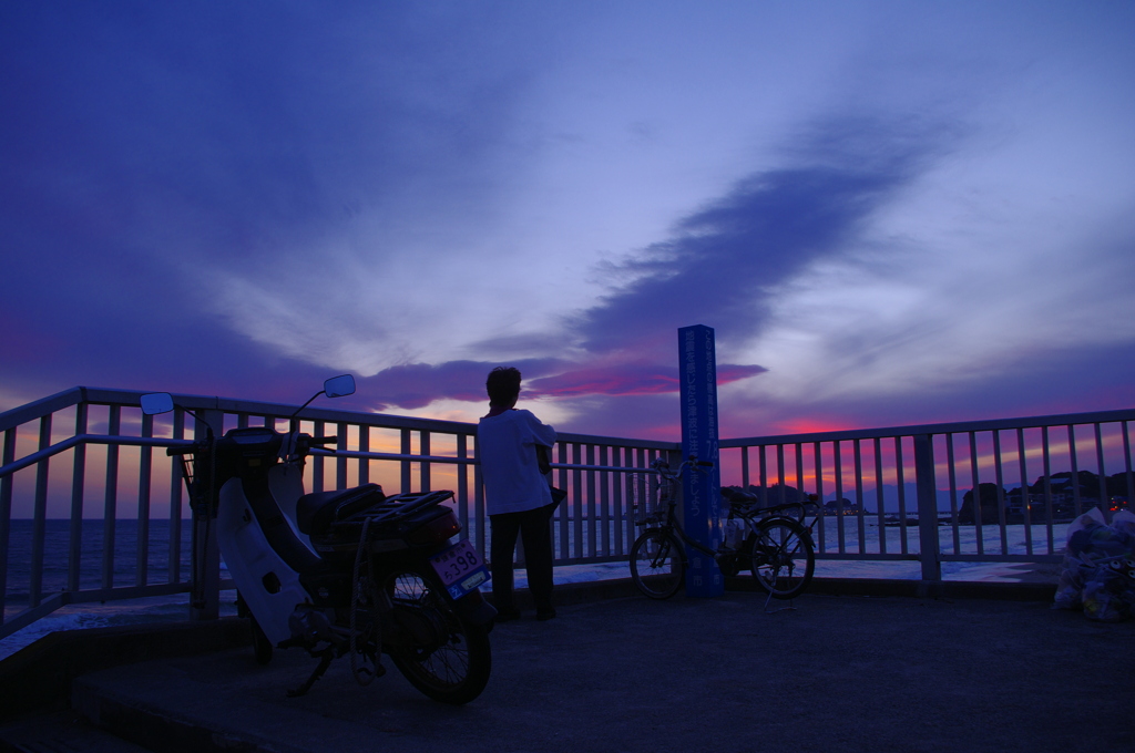 見つめる先には夕暮れの空