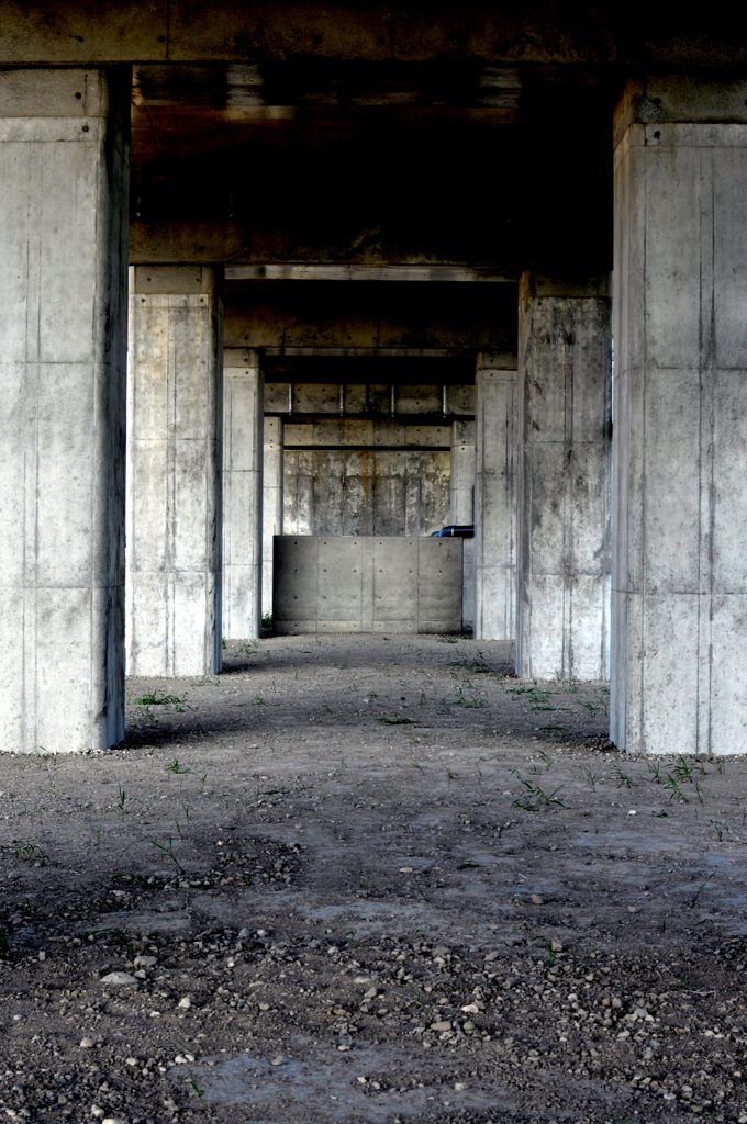 高架下コントラスト