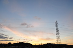 朱、藍、鉄塔、雲
