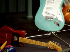 play the [　　　] Guitar  