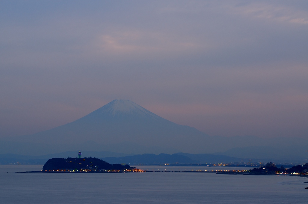 遠く聳える