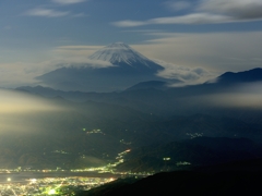 夕闇に現る