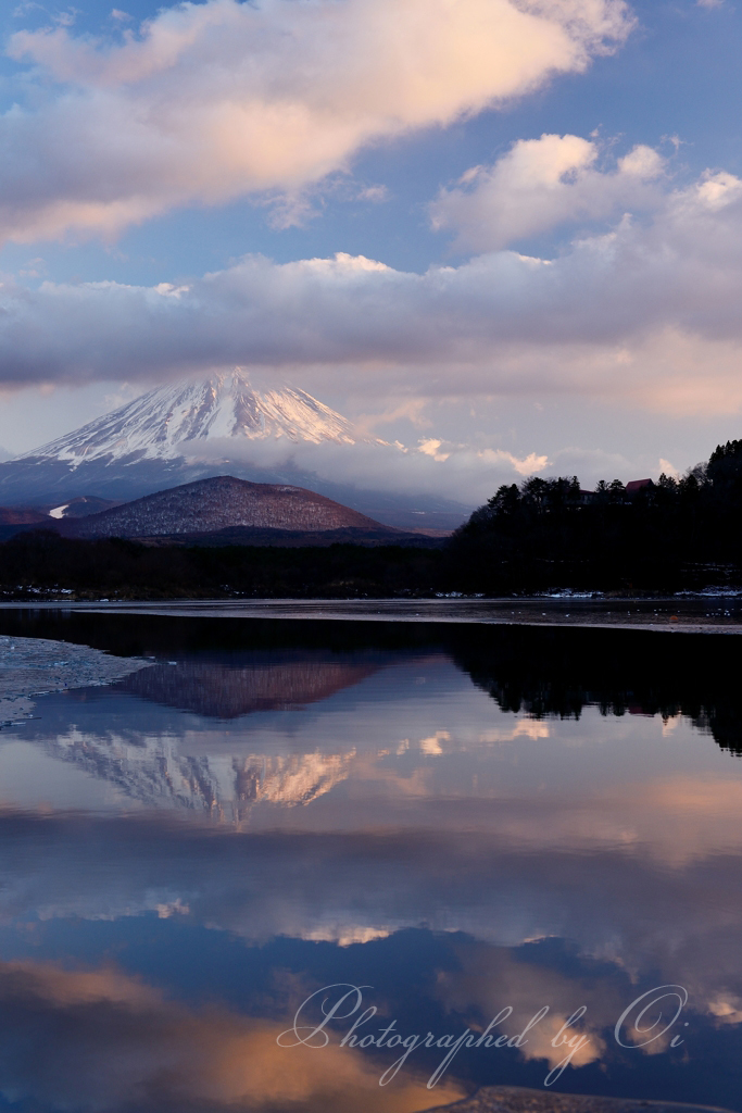 夕暮れの湖畔にて
