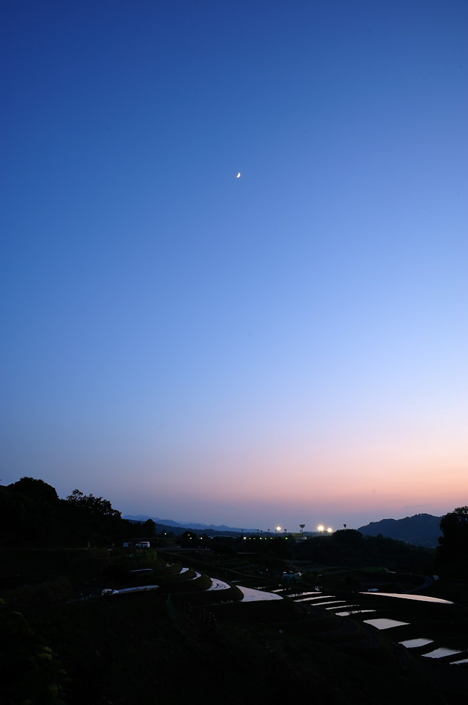 棚田と月