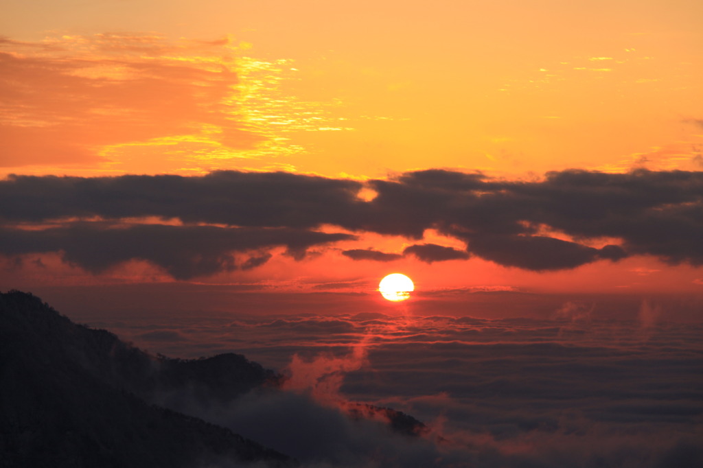 雲海に沈む夕日