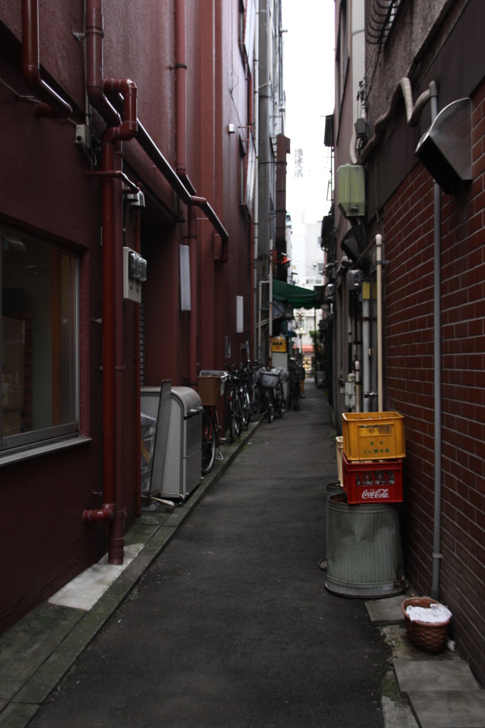 建物に挟まれて