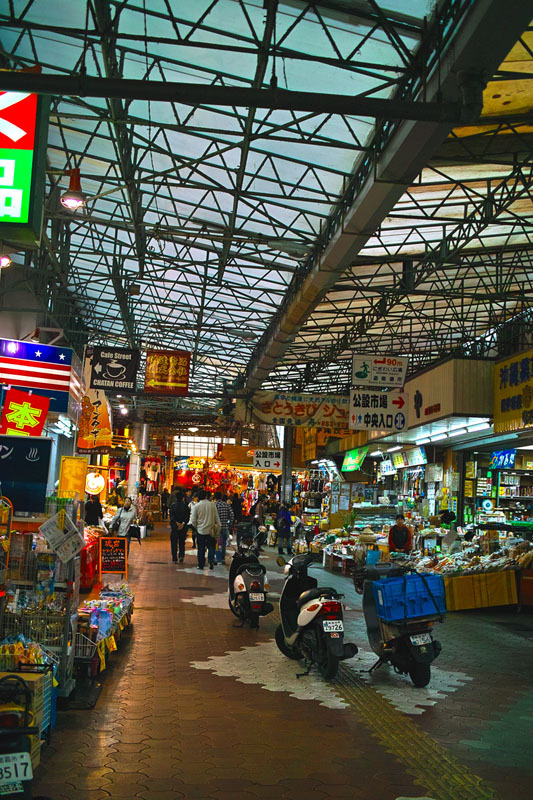 那覇市公営市場前