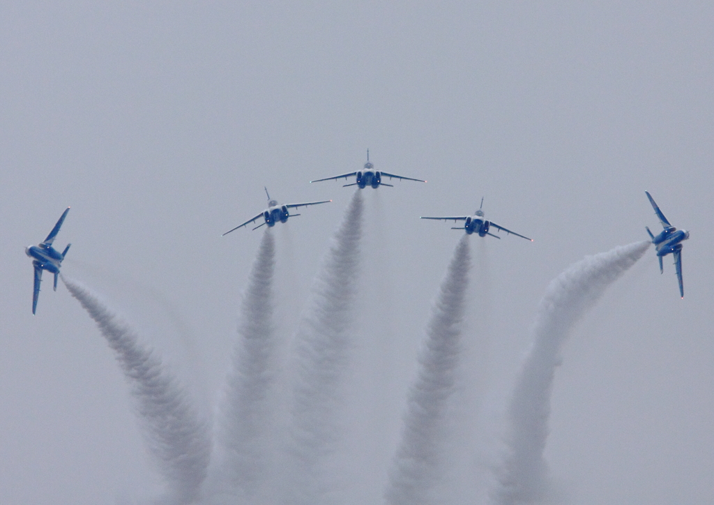 曇空のブルーインパルス