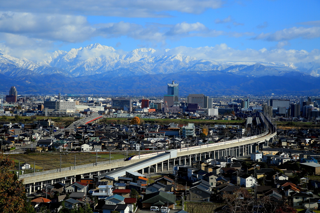 立山連峰そびえ立ち・・・・北陸新幹線