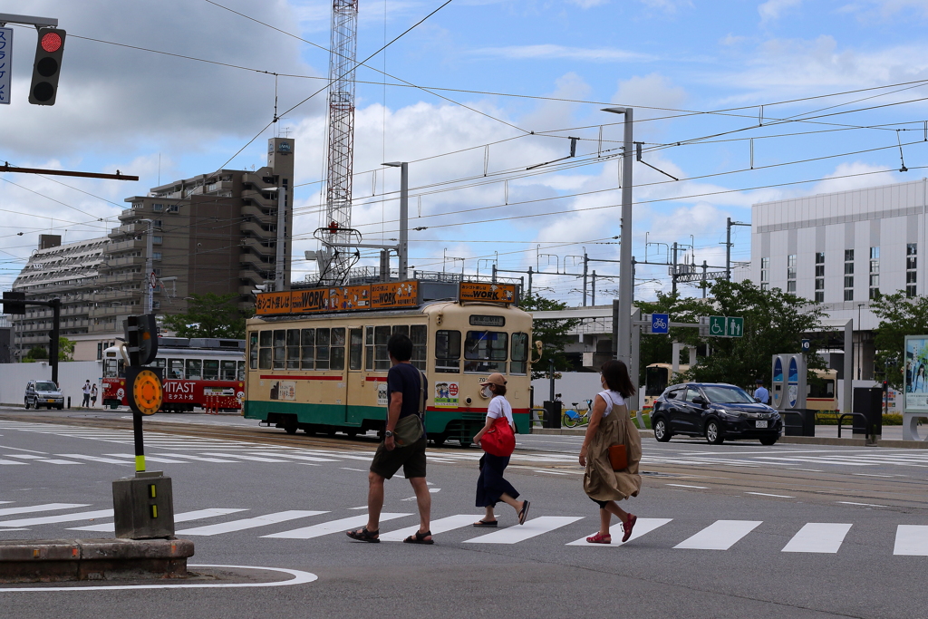 駅前を歩く