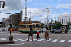 駅前を歩く
