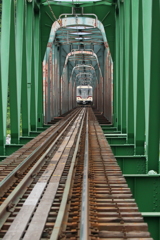 地鉄、ダイコン電車君が走る