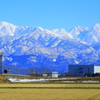 青空に立山連峰がそびえ立ち・・・