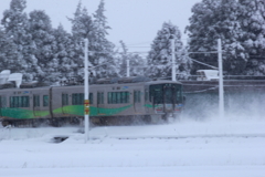 雪煙をあげて走る