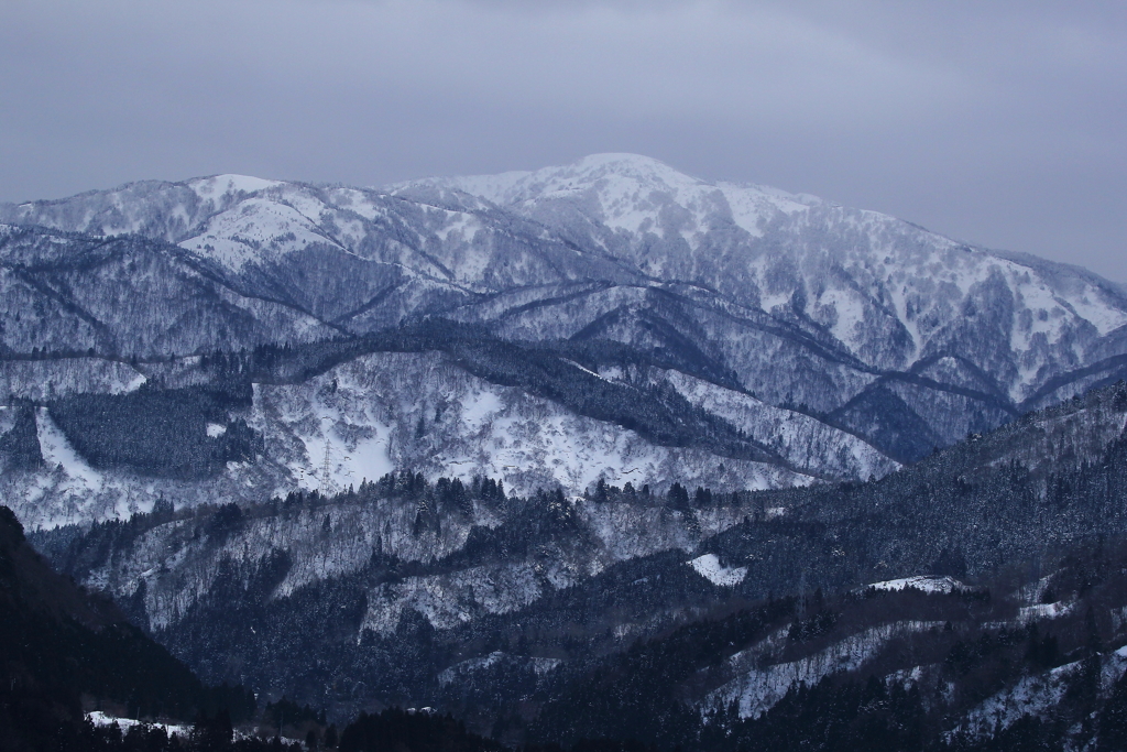 墨絵のように眠る山