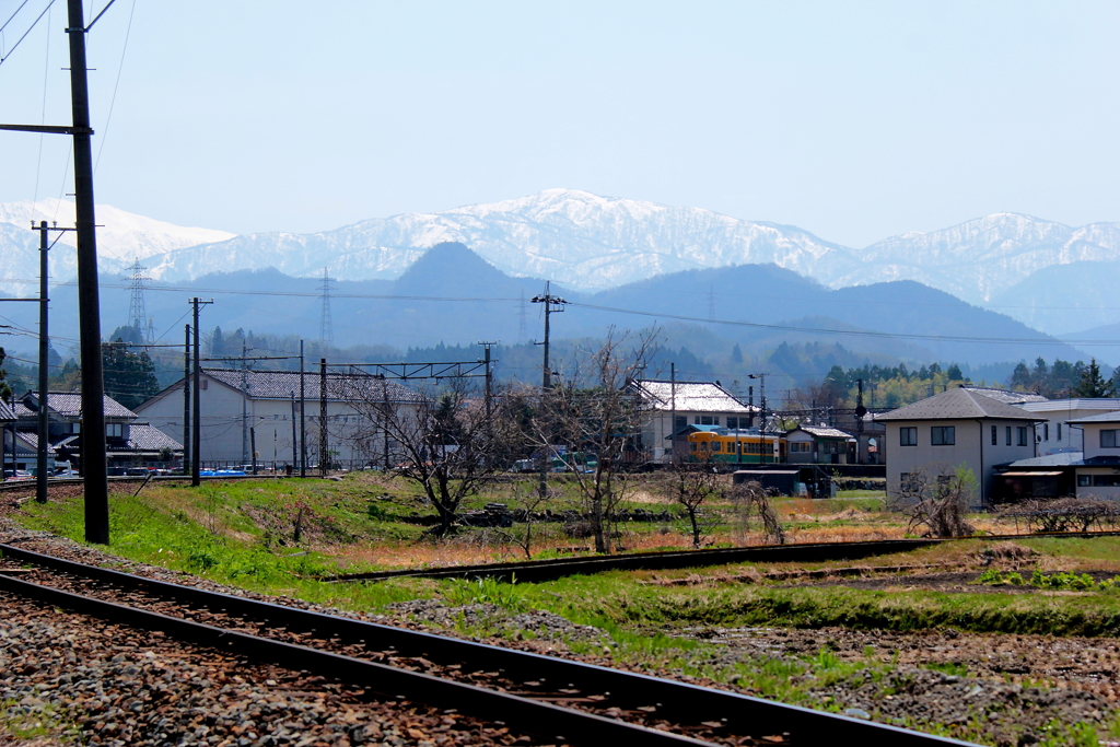 風景に溶け込んでいる、かぼちゃ電車君