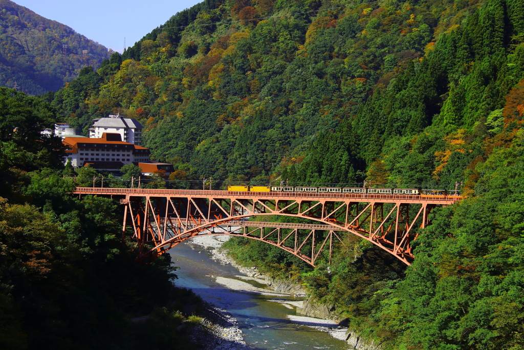 鉄橋を渡るトロッコ列車