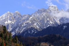 山頂は雪をまとい秋と冬が重なりあう時