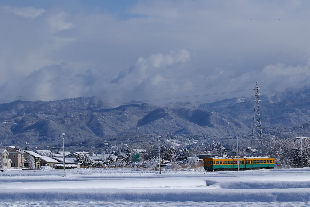 山は雪が降りました。