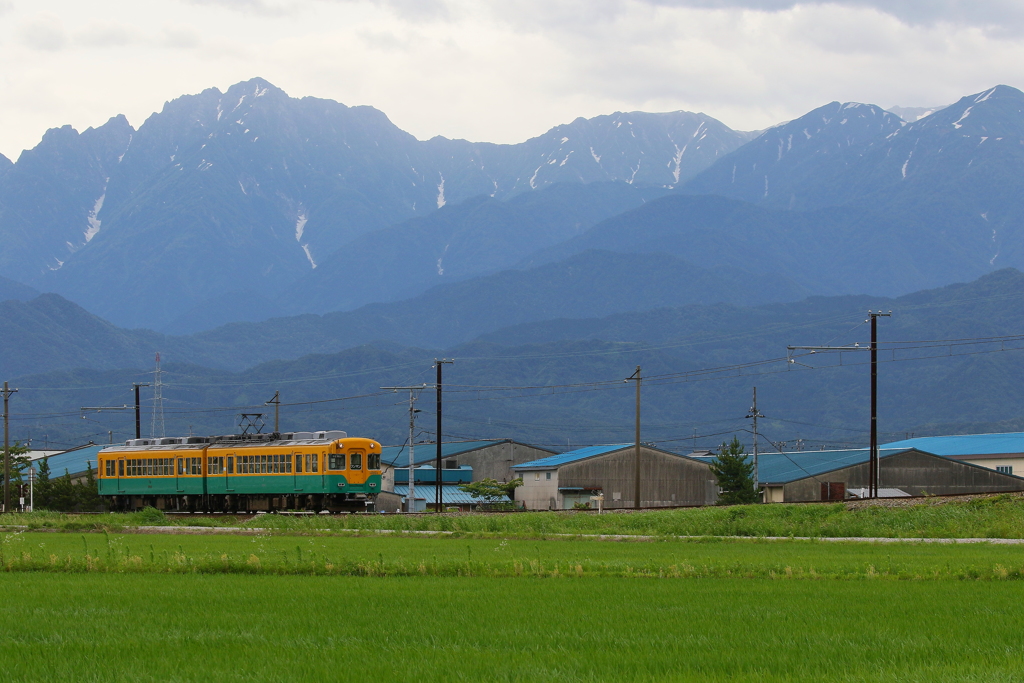 剣岳とカボチャ電車