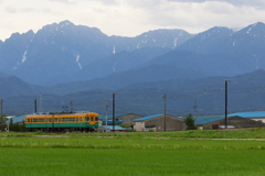 剣岳とカボチャ電車