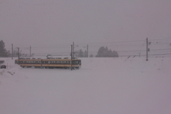 雪国の電車が走る