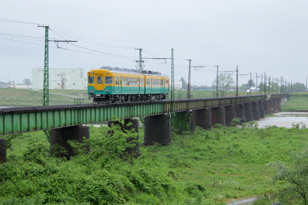 雨の日のかぼちゃ君、鉄橋を渡る～♪