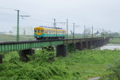 雨の日のかぼちゃ君、鉄橋を渡る～♪