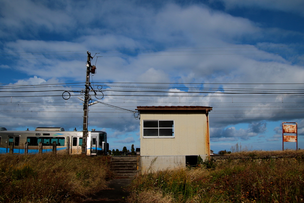 小さな駅舎　（あいの風鉄道が走る～　♪）