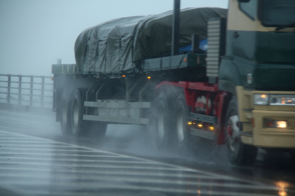 土砂降りの雨の中