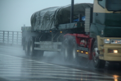 土砂降りの雨の中