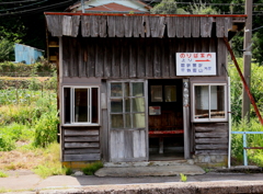 古びた小さな駅舎