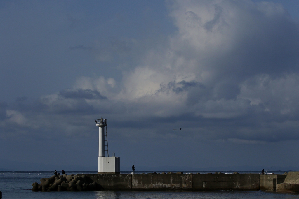 灯台と釣り人