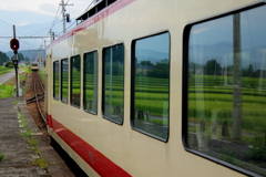 車窓に映る青田