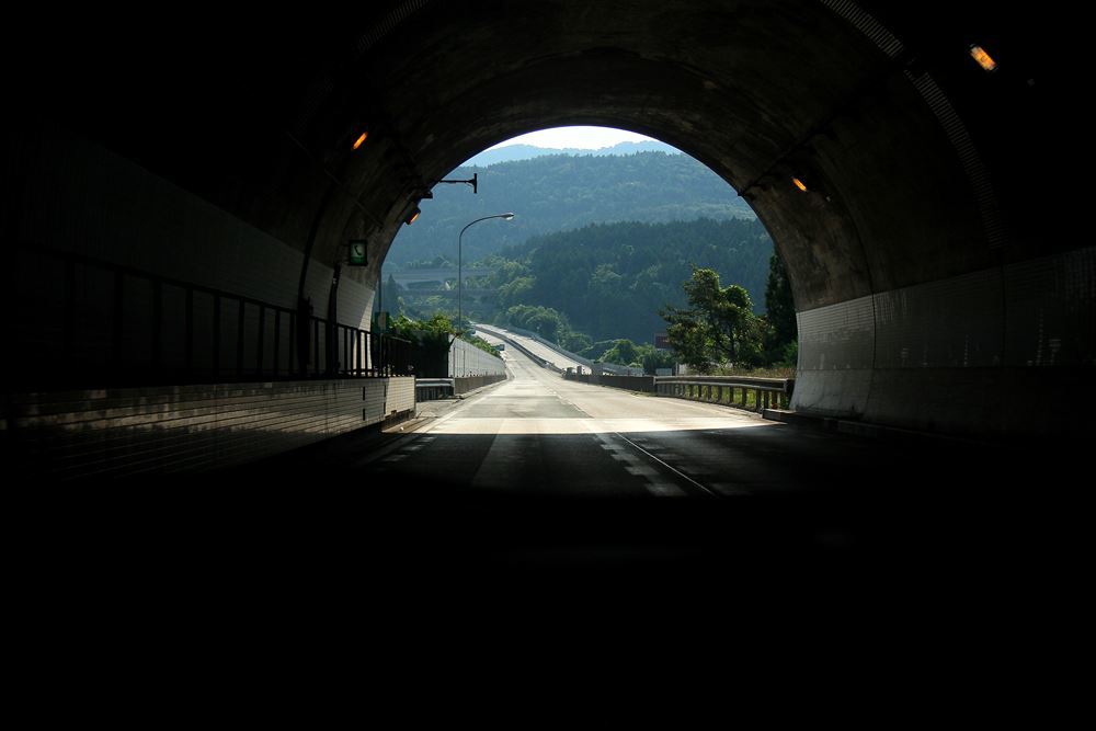 トンネルの向こうは・・・。