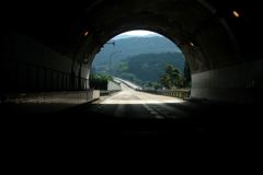 トンネルの向こうは・・・。