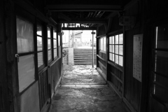 ローカルな駅舎通路